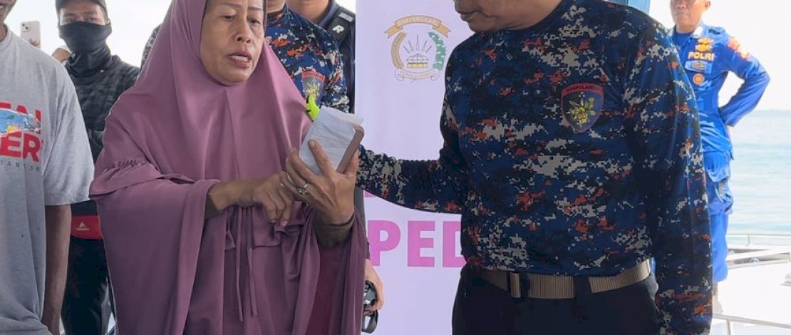 Kapolda Sulsel Irjen Andi Rian R Djajadi saat menemui warga di Pulau Lae-lae. (IST)