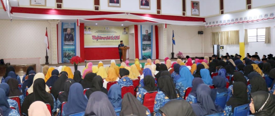 Pemerintah Kabupaten Kepulauan Selayar bekerja sama dengan Panitia Hari-hari Besar Islam (PHBI) dan Badan Amil Zakat Nasional (Baznas) memperingati Maulid Nabi Muhammad SAW 1446 H Tahun 2024 Masehi, dengan mengangkat tema Meraih Cinta Ilahi Melalui Syafaat Nabi Muhammad SAW.
Pemerintah Kabupaten Kepulauan Selayar bekerja sama dengan Panitia Hari-hari Besar Islam (PHBI) dan Badan Amil Zakat Nasional (Baznas) memperingati Maulid Nabi Muhammad SAW 1446 H Tahun 2024 Masehi, dengan mengangkat tema Meraih Cinta Ilahi Melalui Syafaat Nabi Muhammad SAW.