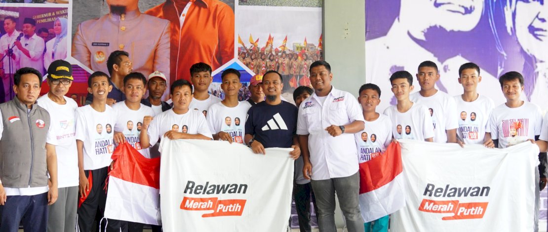 Sejumlah komunitas relawan antusias menyambut kehadiran bakal calon Gubernur Sulsel Andi Sudirman Sulaiman di acara temu relawan, di rumah tokoh masyarakat, di Kecamatan Wara, Kota Palopo, Selasa, 17 September 2024.
