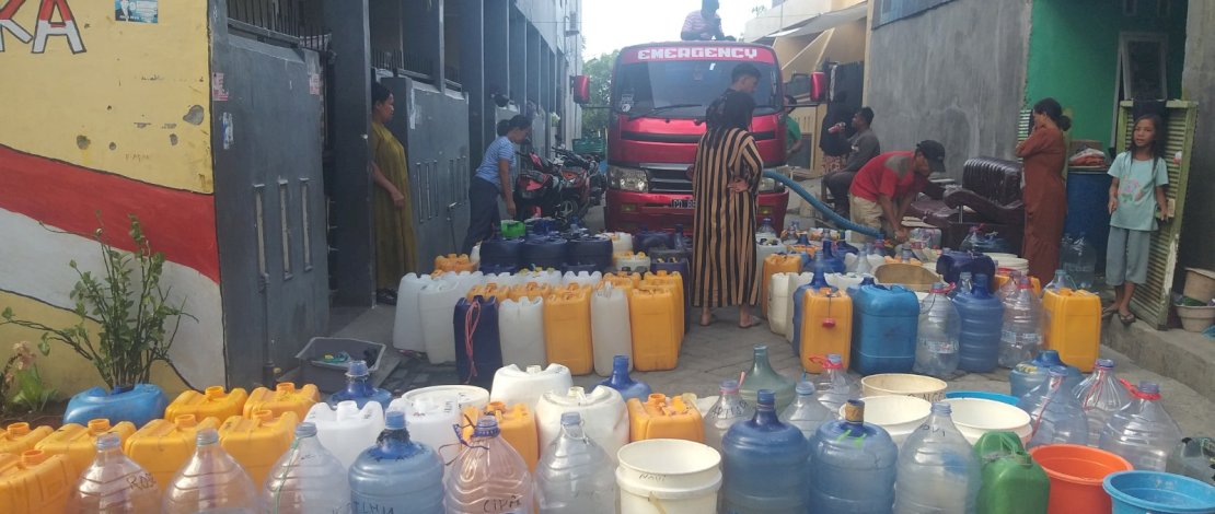 Relawan Pasangan Calon Walikota dan Wakil Walikota Makassar, Indira Yusuf Ismail &ndash;Ilham Fauzi yang tergabung dalam Tim Ininnawa, menjalankan program bagi-bagi air bersih bagi warga yang terdampak kekeringan.
