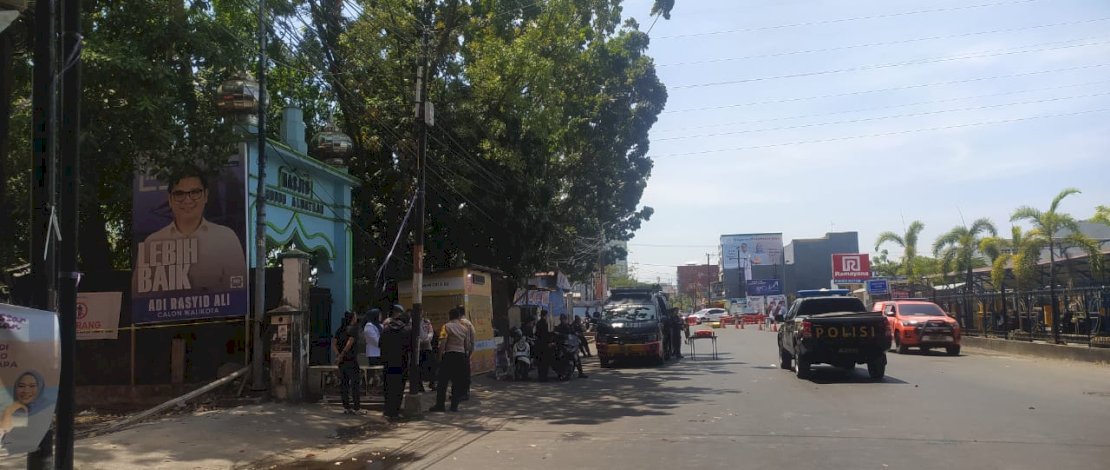 Polisi melakukan sterilisasi di Jalan Pandang Raya pasca kebocoran gas di Hotel Swiss BelInn Panakukkang. 