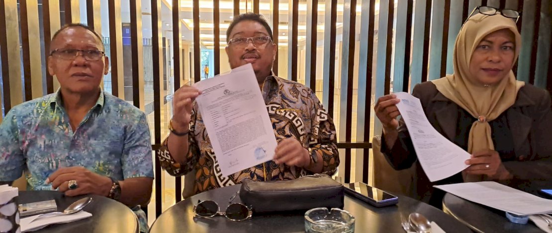 Tanri Bangun bersama pengacaranya yakni Irwan Irawan membuat laporan polisi di SPKT Polda Sulsel, Jalan Perintis Kemerdekaan, Kota Makassar, Sulsel, pada Rabu, 18 September 2024. Tanri Bangun bersama pengacaranya yakni Irwan Irawan membuat laporan polisi di SPKT Polda Sulsel, Jalan Perintis Kemerdekaan, Kota Makassar, Sulsel, pada Rabu, 18 September 2024.