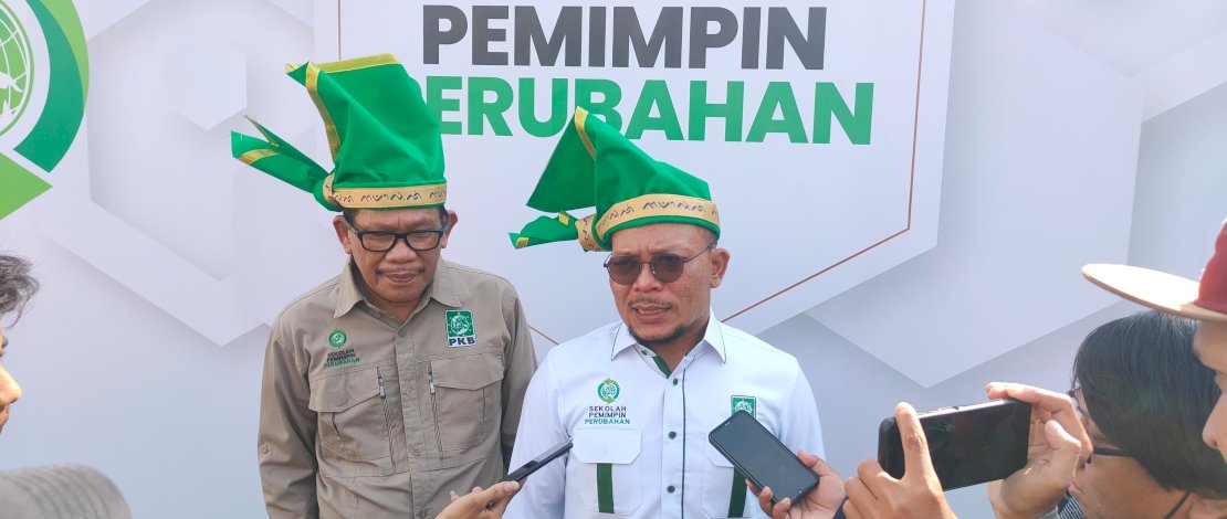 Waketum PKB Hanif Dakhiri didampingi Ketua PKB Sulsel AzharArsyad saat pembukaan Sekolah Pemimpin Perubahan. 