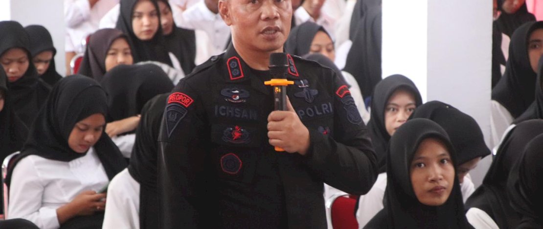 Komandan Batalyon (Danyon) C Pelopor AKBP Nur Ichsan, hadir sebagai pembawa materi dalam kuliah perdana tahun akademik 2024/2025 di Kampus Universitas Cahaya Prima (Uncapi) Bone, Kamis, 19 September 2024. Komandan Batalyon (Danyon) C Pelopor AKBP Nur Ichsan, hadir sebagai pembawa materi dalam kuliah perdana tahun akademik 2024/2025 di Kampus Universitas Cahaya Prima (Uncapi) Bone, Kamis, 19 September 2024.