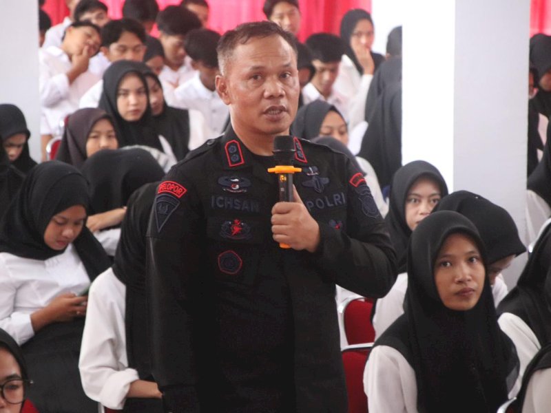 Hadir Sebagai Pemateri di Kuliah Perdana Uncapi, Danyon Brimob Bone Paparkan Soal Wawasan Kebangsaan