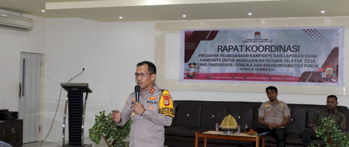 Kapolres Selayar Adnan Pandibu, saat Rapat Koordinasi Persiapan Pelaksanaan Kampanye dan Laporan Dana Kampanye, yang dilaksanakan KPU Kepulauan Selayar, di Hotel Reyhan, Benteng Selayar, Kamis, 19 September 2024.