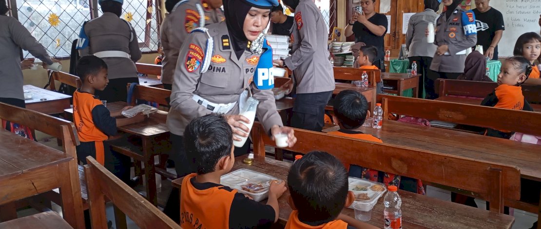 Jajaran Polda Sulsel kembali melakukan aksi sosial program pembagian makanan sehat bergizi kepada murid-murid Sekolah Dasar (SD) di Kota Makassar, Sulawesi Selatan (Sulsel). Jajaran Polda Sulsel kembali melakukan aksi sosial program pembagian makanan sehat bergizi kepada murid-murid Sekolah Dasar (SD) di Kota Makassar, Sulawesi Selatan (Sulsel).