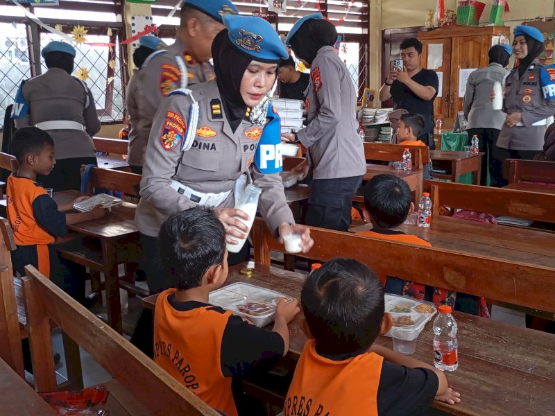 Murid SD Inpres Paropo Antusias Sambut Polwan Bagikan Makanan Sehat Bergizi Polda Sulsel