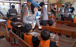 Murid SD Inpres Paropo Antusias Sambut Polwan Bagikan Makanan Sehat Bergizi Polda Sulsel