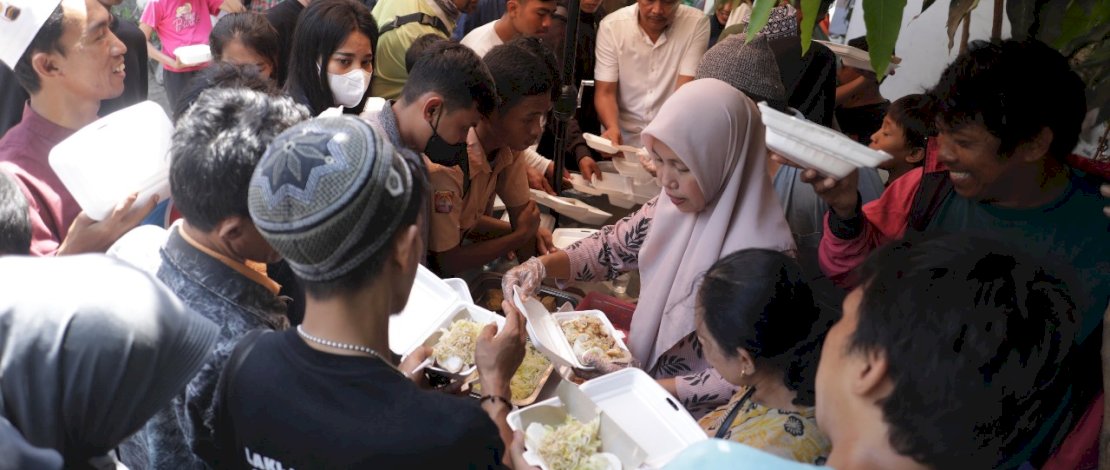 Relawan Muda Sehati Andi Seto Gadhista Asapa - Rezki Mulfiati Lutfi (Seto-Kiki) kembali melaksanakan program makan siang gratis di Posko Pemenangan Sehati, Jalan A.P Pettarani, pada Jumat, 20 September 2024.