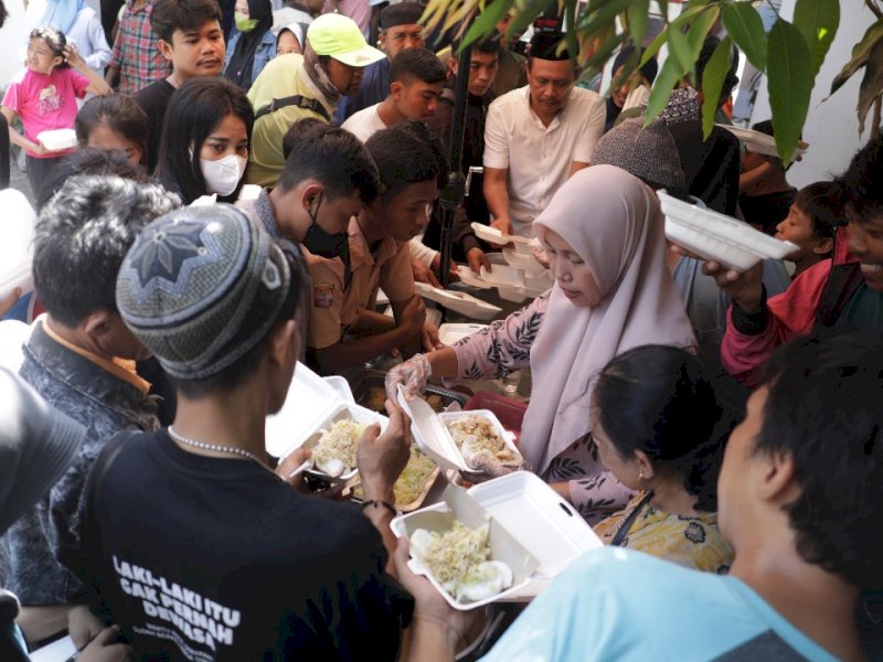 Gandeng UMKM, Relawan Muda Seto-Kiki Bagi Makan Siang Gratis untuk Warga