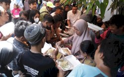 Gandeng UMKM, Relawan Muda Seto-Kiki Bagi Makan Siang Gratis untuk Warga
