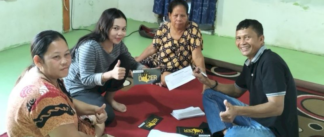Tim Dozer di seluruh Sulawesi Selatan melakukan kunjungan dari rumah ke rumah pada Sabtu (21/9/2024), untuk mensosialisasikan paslon cagub Andi Sudirman Sulaiman dan cawagub Fatmawati Rusdi (Andalan Hati). Tim Dozer di seluruh Sulawesi Selatan melakukan kunjungan dari rumah ke rumah pada Sabtu (21/9/2024), untuk mensosialisasikan paslon cagub Andi Sudirman Sulaiman dan cawagub Fatmawati Rusdi (Andalan Hati).