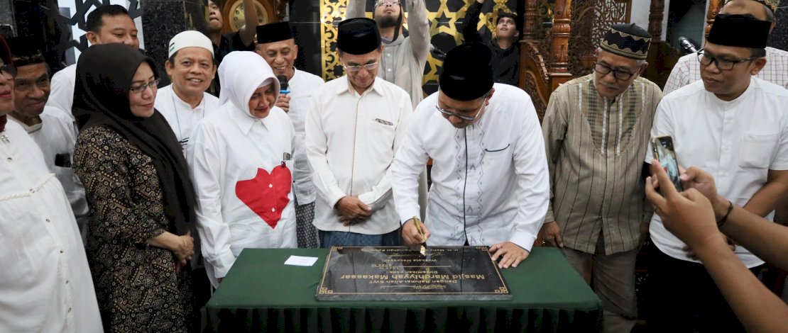 Wali Kota Makassar Moh Ramdhan Pomanto didampingi Ketua TP PKK Kota Makassar Indira Yusuf Ismail meresmikan Masjid Mardhiyyah yang terletak di Jalan Talasalapang II Kelurahan Gunung Sari, Kecamatan Rappocini, Minggu, 22 September 2024.