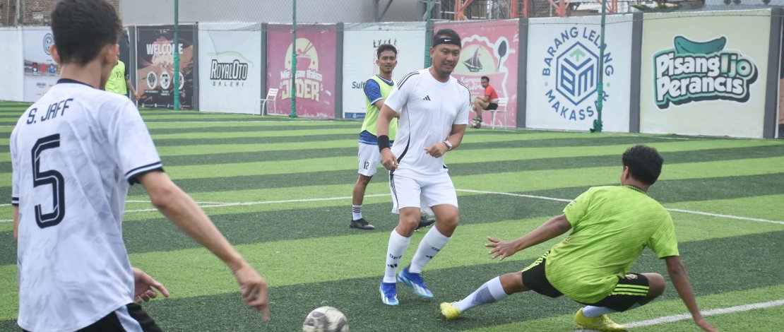 Kandidat Calon Wali Kota Makassar, Andi Seto Asapa, memilih untuk bermain sepakbola mini soccer bersama Jurnalis Makassar, di Lapangan Sultan Sport Arena Jalan Borong Indah, Minggu, 22 September 2024.

