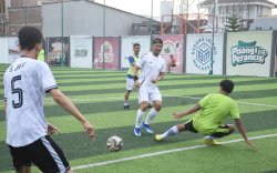 Usai Ditetapkan Sebagai Calon Wali Kota, Andi Seto Asapa Bermain Sepakbola Bersama Jurnalis Makassar