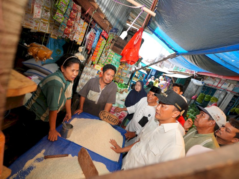 Kunjungi Pasar Pannampu Makassar, Pj Gubernur Prof Zudan Pastikan Harga Bahan Pokok Stabil dan Terkendali