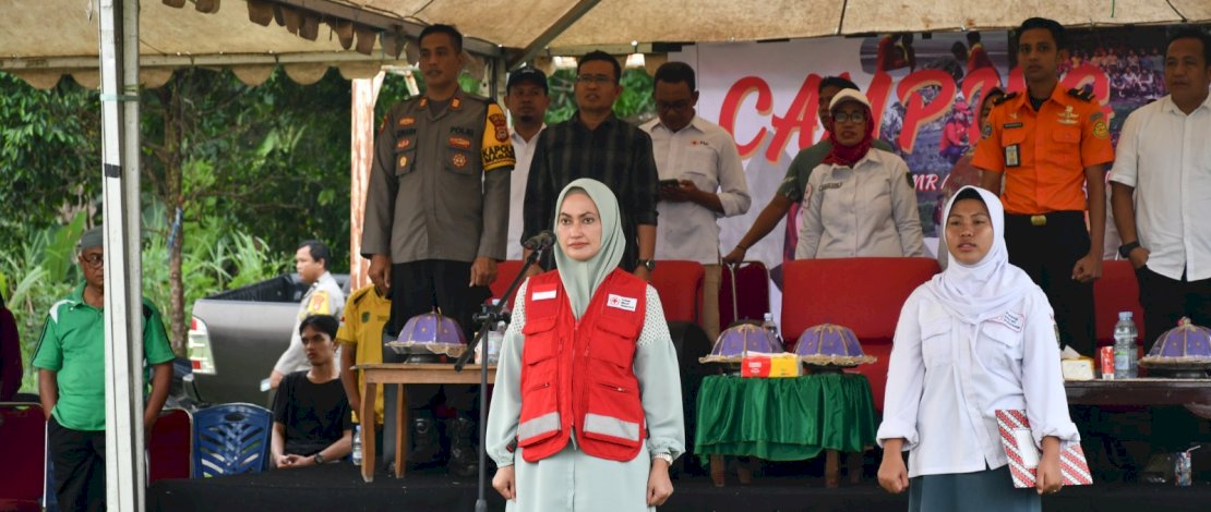 Bupati Luwu Utara, Indah Putri Indriani, membuka kegiatan Camping Ceria PMR dalam rangka HUT ke-79 Tahun PMI yang dipusatkan di Lapangan Sepak Desa Kamiri, Sabtu, 21 September 2024.