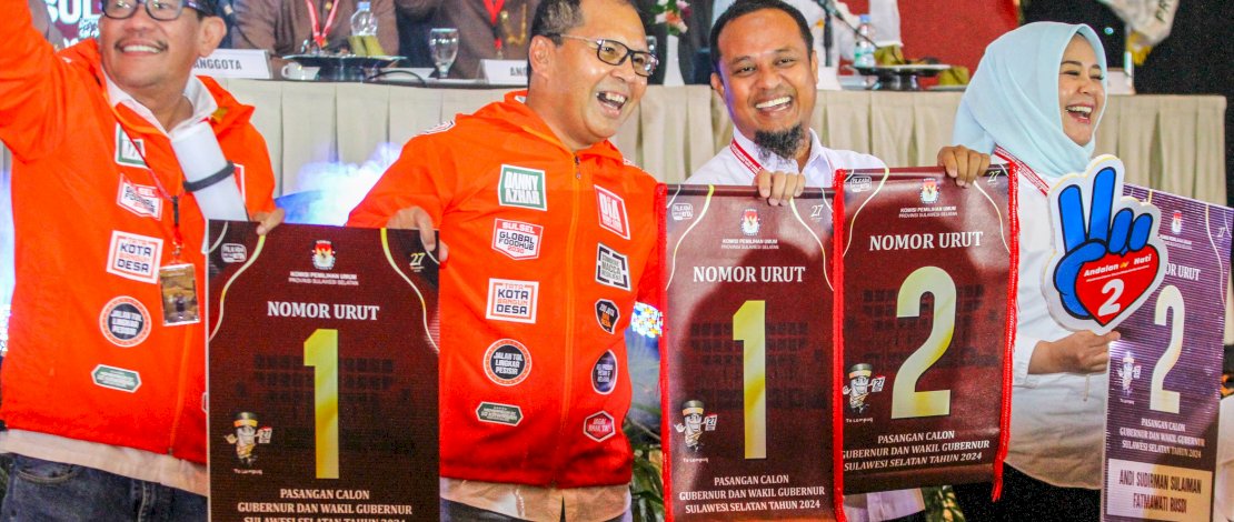 Dua paslon Gubernur dan Wakil Gubernur Sulsel mencabut nomor urut di Ballroom Sandeq Hotel Claro Makassar.(BUKAMATANEWS/Risal)