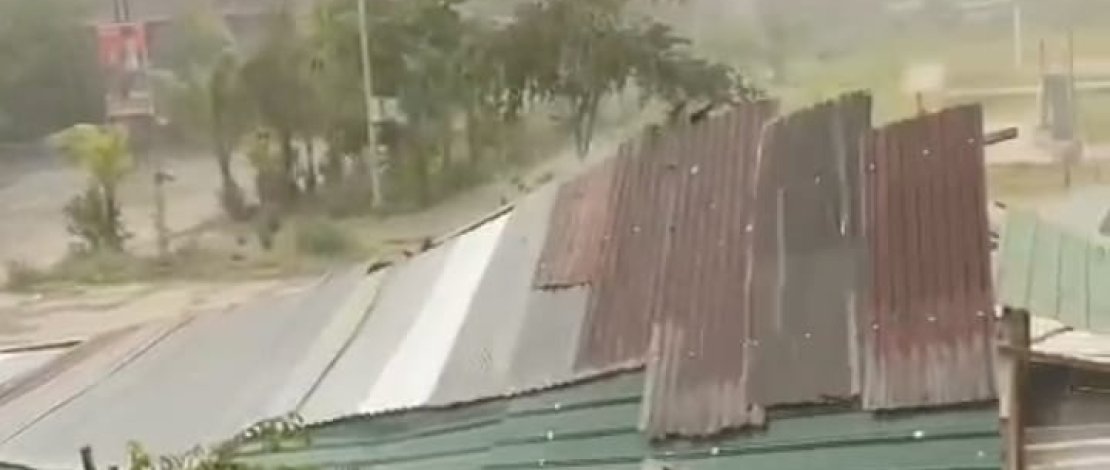 Puting beliung menerjang beberapa wilayah di Kabupaten Sidenreng Rappang (Sidrap) pada Minggu sore, 22 September 2024, tepatnya pukul 16.12 Wita. 

