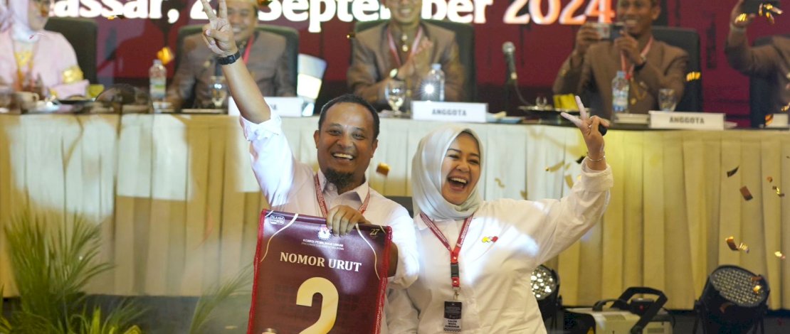 Pasangan Andi Sudirman Sulaiman-Fatmawati Rusdi (Andalan Hati) melenggang ke kontestasi Pemilihan Gubernur dan Wakil Gubernur Sulsel dengan nomor urut 2 pada seremoni pengundian dan penetapan nomor urut oleh KPU Sulsel, di Hotel Claro Makassar, Senin, 23 September 2024.
