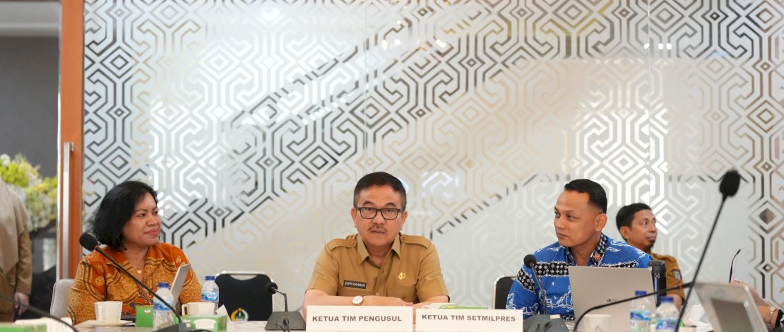 Sekretaris Daerah Provinsi Sulsel Jufri Rahman menghadiri Verifikasi Usulan Penganugerahan Tanda Kehormatan Satyalancana Wira Karya Bidang Pemerintah Dalam Pengelolaan, Pengembangan, dan Pembangunan Kelautan Kementerian Dalam Negeri Republik Indonesia, di Toraja Room Kantor Gubernur Sulsel, Senin, 23 September 2024.
Sekretaris Daerah Provinsi Sulsel Jufri Rahman menghadiri Verifikasi Usulan Penganugerahan Tanda Kehormatan Satyalancana Wira Karya Bidang Pemerintah Dalam Pengelolaan, Pengembangan, dan Pembangunan Kelautan Kementerian Dalam Negeri Republik Indonesia, di Toraja Room Kantor Gubernur Sulsel, Senin, 23 September 2024.
