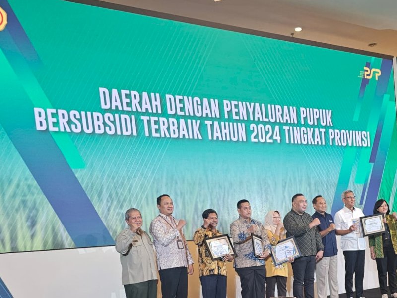 Dinas TPHBun Sulsel Dianugerahi Penghargaan Penyaluran Pupuk Bersubsidi Terbaik dari Kementan RI