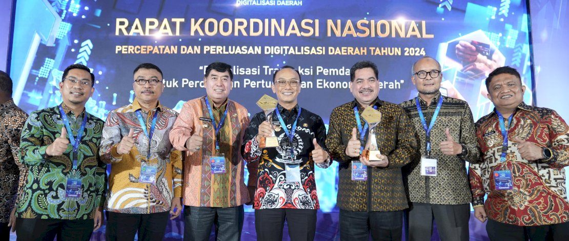 Penjabat Gubernur Sulawesi Selatan, Prof. Zudan Arif Fakrulloh menerima penghargaan Championship Tim Percepatan dan Perluasan Digitalisasi Daerah (TP2DD) Tahun 2024 Kategori Pulau Sulawesi, pada acara Rapat Koordinasi Nasional P2DD, di Hotel Kempinski Jakarta, Senin, 23 September 2024.

