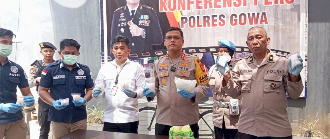 Kapolres Gowa, AKBP Reonald TS Simanjuntak (tengah) saat rilis pengungkapan peredaran sabu seberat 1,2 Kg. Kapolres Gowa, AKBP Reonald TS Simanjuntak (tengah) saat rilis pengungkapan peredaran sabu seberat 1,2 Kg.