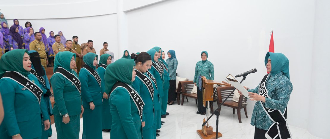 Ketua TP PKK Kota Makassar sekaligus Ketua Pembina Posyandu Kota Makassar, Indira Yusuf Ismail,mengukuhkan 14 Ketua Pembina Posyandu Kecamatan yang berlangsung di Auditorium Kantor TP PKK Kota Makassar, pada Selasa (24/9/2024). Ketua TP PKK Kota Makassar sekaligus Ketua Pembina Posyandu Kota Makassar, Indira Yusuf Ismail,mengukuhkan 14 Ketua Pembina Posyandu Kecamatan yang berlangsung di Auditorium Kantor TP PKK Kota Makassar, pada Selasa (24/9/2024).