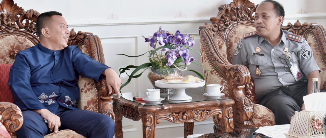 Bupati Kepulauan Selayar Muh Basli Ali menerima kunjungan Kepala Rumah Tahanan (Karutan) Kelas II B Selayar, Basuki Raharjo, di Rumah Dinas Bupati, Selasa, 24 September 2024. Bupati Kepulauan Selayar Muh Basli Ali menerima kunjungan Kepala Rumah Tahanan (Karutan) Kelas II B Selayar, Basuki Raharjo, di Rumah Dinas Bupati, Selasa, 24 September 2024.