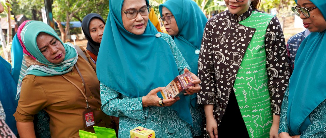 Ninuk Zudan didampingi Melani Simon mengunjungi stand-stand UMKM yang memamerkan berbagai produk herbal siap konsumsi, saat peresmian Taman Herbal Makassar. Ninuk Zudan didampingi Melani Simon mengunjungi stand-stand UMKM yang memamerkan berbagai produk herbal siap konsumsi, saat peresmian Taman Herbal Makassar.