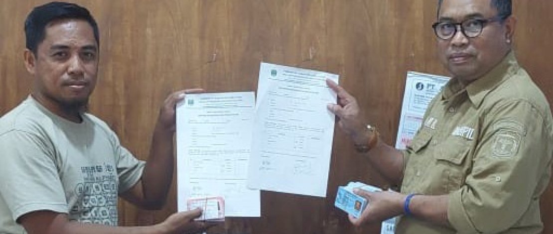 Kadis Dukcapil Serahkan 200 Dokumen Kependudukan Warga Desa Muktijaya