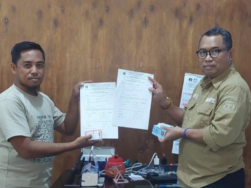 Kadis Dukcapil Serahkan 200 Dokumen Kependudukan Warga Desa Muktijaya
