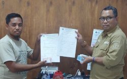 Kadis Dukcapil Serahkan 200 Dokumen Kependudukan Warga Desa Muktijaya