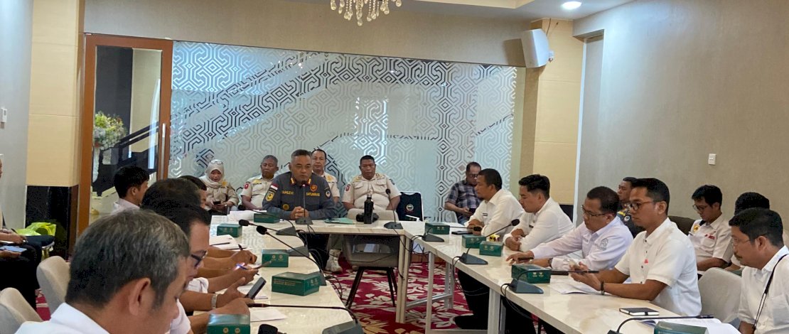 Satpol-PP Provinsi Sulsel menggelar rapat koordinasi dan monitoring terkait dengan penanganan pengaduan warga Makassar, di Toraja Room Kantor Gubernur Sulsel, Rabu, 25 September 2024.
