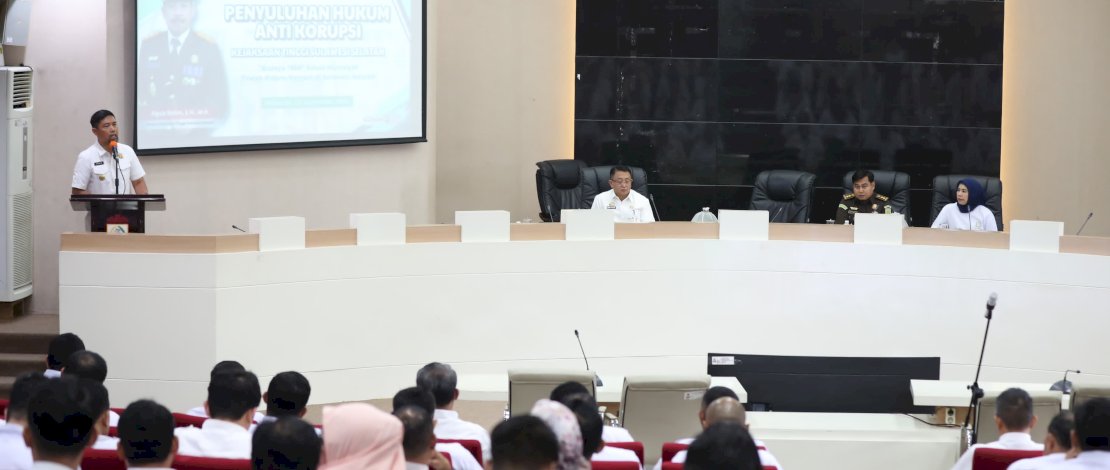 Penjabat Sementara (Pjs) Wali Kota Makassar, Andi Arwin Azis, resmi membuka acara Penyuluhan Hukum Anti Korupsi dengan tema Budaya Siri: Solusi Mencegah Tindak Pidana Korupsi di Sulawesi Selatan, di Ruang Sipakatau, Balaikota Makassar, Rabu, 25 September 2024.
