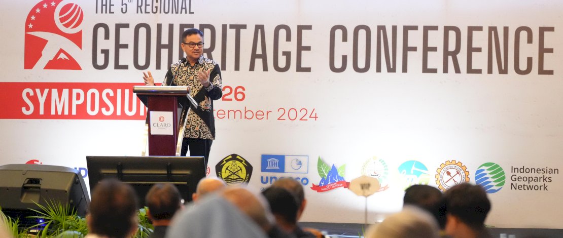 Jufri Rahman saat mewakili Penjabat Gubernur Sulsel Prof Zudan Arif Fakrulloh, menghadiri Peringatan 5 Tahun Regional Geoheritage Conference 2024, yang dilaksanakan di Hotel Claro, Rabu, 25 September 2024.
