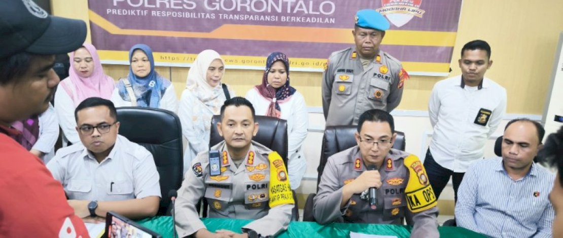 Kapolres Gorontalo AKBP Deddy Herman bersama Kabid Humas Polda Gorontalo Kombes Desmont Harjendro. (Polres Gorontalo)