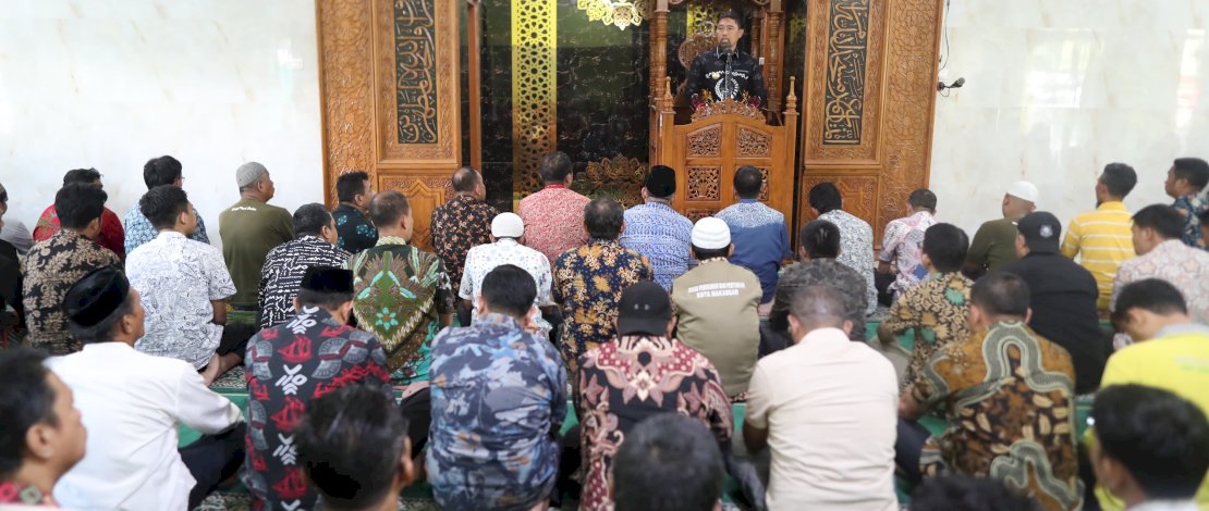 Pjs Wali Kota Makassar Andi Arwin Azis saat memimpin salat Zuhur berjamaah. (Humas Pemkot Makassar) 