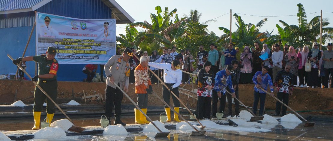 Pj Gubernur Prof Zudan panen garam di Kabupaten Pangkep.