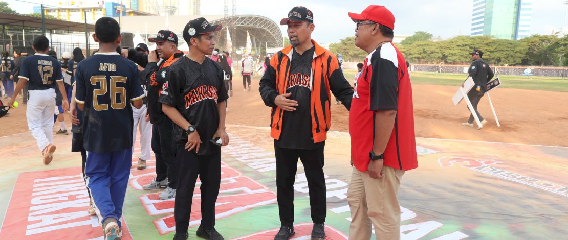 Pjs Wali Kota Makassar Andi Arwin Azis (tengah) saat membuka kejuaraan Softball tingkat SMP. (Humas Pemkot Makassar)
