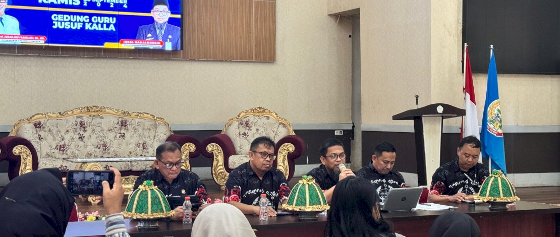Kepala Dinas Pendidikan Sulsel, Iqbal Nadjamuddin, saat melakukan paparan program Pemprov Sulsel di bidang pendidikan kepada para insan pers dalam Ngopi Bareng Bersama Tim Media, di Kantor Dinas Pendidikan Sulsel Jalan Perintis Kemerdekaan, Kamis, 26 September 2024.
Kepala Dinas Pendidikan Sulsel, Iqbal Nadjamuddin, saat melakukan paparan program Pemprov Sulsel di bidang pendidikan kepada para insan pers dalam Ngopi Bareng Bersama Tim Media, di Kantor Dinas Pendidikan Sulsel Jalan Perintis Kemerdekaan, Kamis, 26 September 2024.