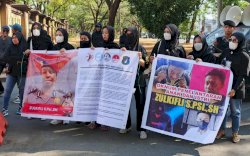 Emak-emak Geruduk Polda Sulsel, Tuntut Adili Oknum Polisi Telantarkan Isteri dan Anak 