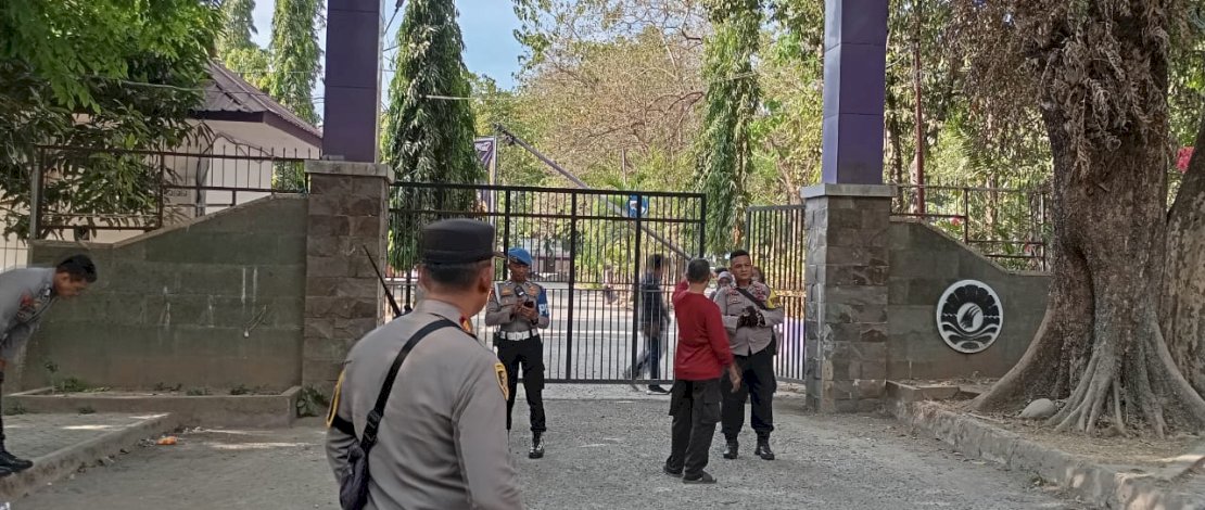 Nampak polisi berjaga di Kampus UNM Makassar setelah dua kelompok mahasiswa terlibat bentrok. Nampak polisi berjaga di Kampus UNM Makassar setelah dua kelompok mahasiswa terlibat bentrok.