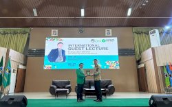 Syukuran Milad ke-23 Fakultas Farmasi UMI Hadirkan International Guest Lecture dari Universitas Kebangsaan Malaysia