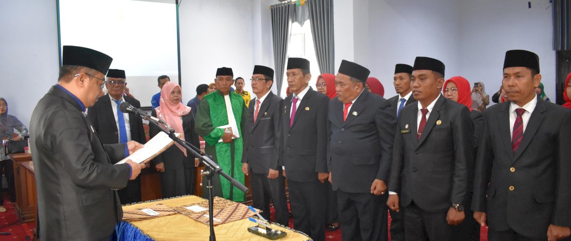 Sekretaris Daerah Kepulauan Selayar, Mesdiyono, mengukuhkan sejumlah pejabat Pimpinan Tinggi Pratama serta melantik dan mengambil sumpah jabatan bagi pejabat Administrator dan Pejabat Pengawas, di Ruang Rapat Pimpinan Kantor Bupati Kepulauan Selayar, Jum&rsquo;at, 27 September 2024.
