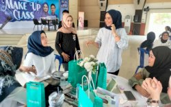 Tim Ulfah-MHG Ajak Generasi Muda Barru Kembangkan Keterampilan di Makeup Class