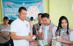 Seto Bagi-bagi Susu Gratis Jelang Pelantikan Prabowo Subianto