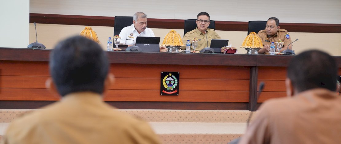 Jufri Rahman menghadiri kegiatan Monitoring dan Evaluasi Terhadap Belanja Dana Transfer Pusat di Provinsi Sulsel, yang digelar di Ruang Rapat Pimpinan Kantor Gubernur, Senin 30 September 2024.